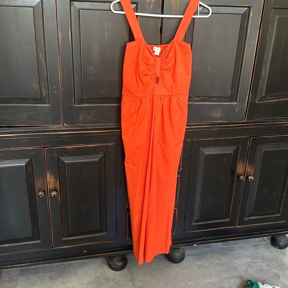 Cute spring linen jumpsuit with keyhole
